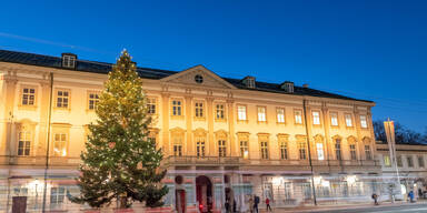 Schloss Mirabell erleuchtet in Orange