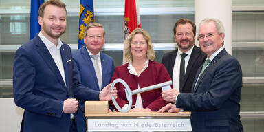 Schlüsselübergabe für Ausweichquartier des NÖ Landtages