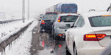 Schneechaos in OÖ: Unfälle und Staus auf der A1