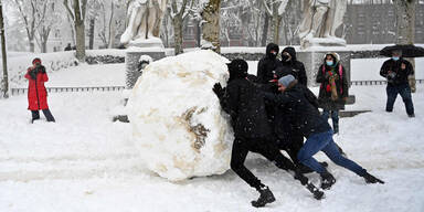 Schon drei Tote: Spanien versinkt im Schnee-Chaos