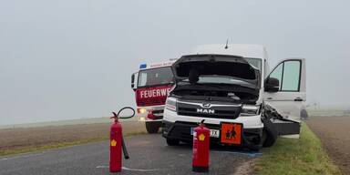 Im Nebel  - Pkw crasht Schültertransporter