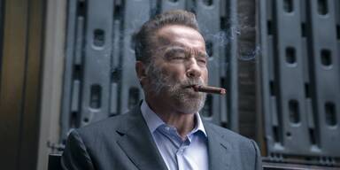 Schwarzenegger greift erneut zur Waffe.