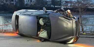 Wegen Sekundenschlaf: Familien-Auto landete fast in Inn