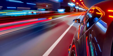 Führerscheinloser rast mit 200 km/h vor Polizei weg
