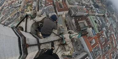 Ungesichert in 136 Metern Höhe: Freeclimber klettern auf Stephansdom