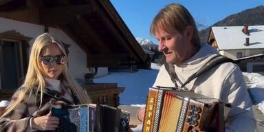 Virales Posting: Melissa Naschenweng begeistert mit Papa-Duo