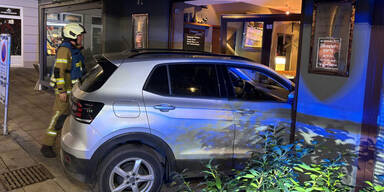 Auto kracht durch Glasfront und landet in Lokal