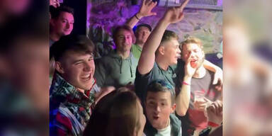 SO feiert Ski-Star von Allmen seine dritte Goldmedaille