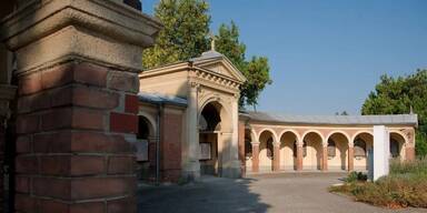 Totenruhe gestört: Unbekannte beschädigen 13 Gruften in Korneuburg