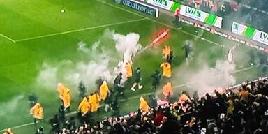 Platzsturm, Pyro-Attacke & Hetz-Jagd: Fan-Eklat in Deutschland