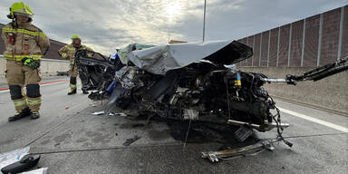 Mercedes crasht in Tunnel-Portal: Beifahrerin (17) tot