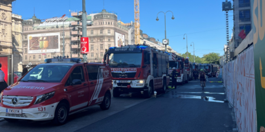 Großeinsatz am Karlsplatz: Feuerwehr bei Oper