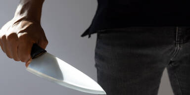 "Streitschlichter" wollte mit Messer Streit von Vater und Sohn beenden