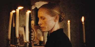 Susanne Wuest in die Sonne schauen.jpeg