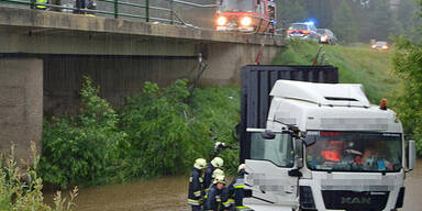 NÖ: Lkw von Brücke in Thaya gestürzt