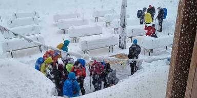Totalp Hütte versinkt im Schnee