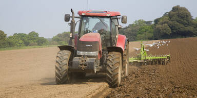 100 Meter von Traktor mitgeschleift: 53-Jähriger tot