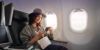 Flugzeug-Innenraum mit Passagierin 