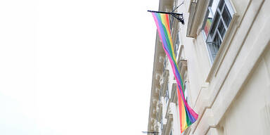 Wiener Bildungsdirektion hisst Regenbogenfahne