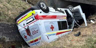 Nach Crash mit Auto: Rettungswagen landete in Graben