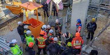 Arbeiter (34) stürzte auf Stahlrohre in Baugrube: schwer verletzt
