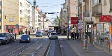 Frau in Straßenbahnstation von Lkw überrollt: tot