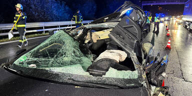Pkw-Fahrer (22) stirbt nach Horror-Crash mit zwei Lkw