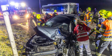 Auto kracht in Linienbus: 12 Verletzte