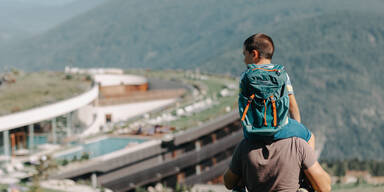 Wandern_Familie_Kind_Aussenbereich_Fassade_Sommer_Aktivität_Rucksack_Familiamus_Miguel Fabbris (1).jpg