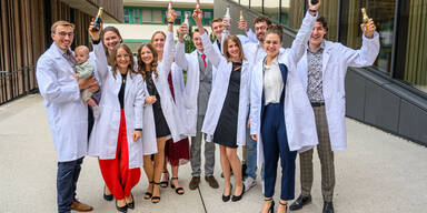 "White Coat Ceremony" mit Baby am Arm 