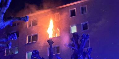 Wohnung in Vollbrand: Hochhaus mitten in der Nacht evakuiert