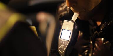 Mit 2 Promille: Autofahrer krachte in Hauswand