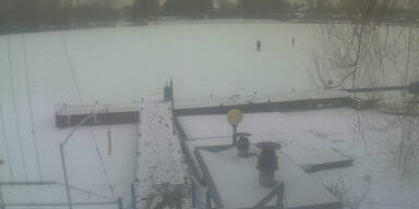 Vater und Sohn brechen auf Eis ein – Einsatz in Wien