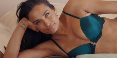 Amira Aly: Dessous-Show im Bett