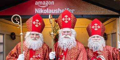 Prominente Nikolo-Helfer beschenken Kinder
