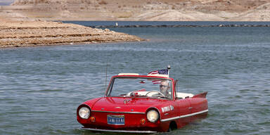 James Spears tuckert mit seinem Amphibienauto über den Lake Mead