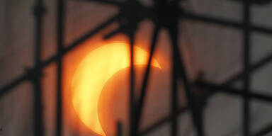 Spektakuläre Sonnenfinsternis in Asien & USA