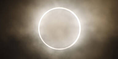 Spektakuläre Sonnenfinsternis in Asien & USA
