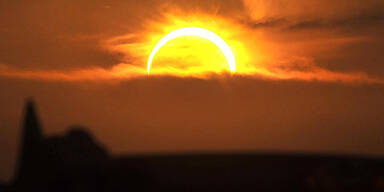 Spektakuläre Sonnenfinsternis in Asien & USA