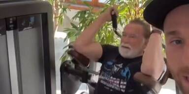 Im Luxus-Hotel: HIER pumpt Schwarzenegger mit seinem Personal-Trainer