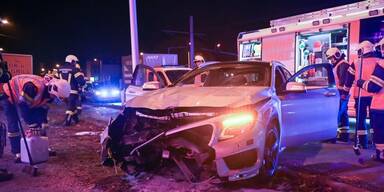 Auto krachte nach Unfall in Aisa-Restaurant