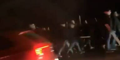 Video zeigt Vermummte auf der A2