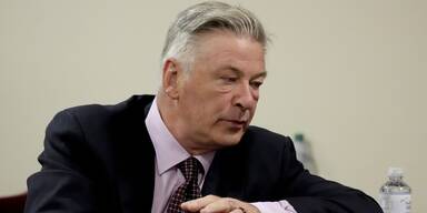 Alec Baldwin kracht mit dem Auto seiner Frau gegen Baum – „Ich habe es zu Schrott gefahren“