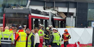 Bus kracht in Supermarkt: Mehrere Verletzte