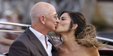 Kopie von bezos_kuss.jpg