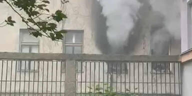 Spektakulärer Brand in Wien – Wohnungen evakuiert