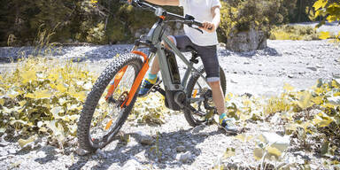 Bub mit E-Bike 