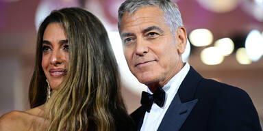 Trotz Krankheit: Clooney begeistert Fans in Venedig