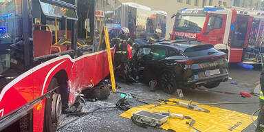 Heftiger Crash: Pkw kracht in Wiener-Linien-Bus