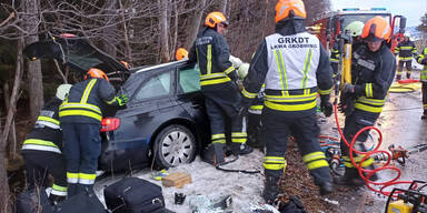 Sekundenschlaf mit fatalen Folgen: Beifahrer stirbt bei Crash